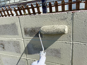 名張市 滑り止め仕様の土間へ 駐車場土間塗装補修工事、塀塗装工事
