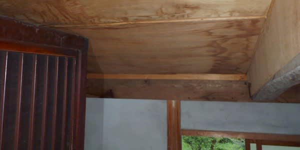 雨漏りする屋根の谷樋補修工事